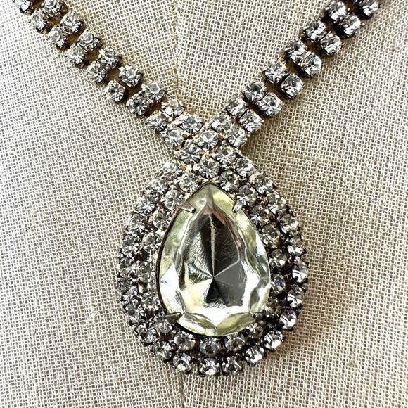 Elegant Silver Teardrop Necklace - Picture 2 of 7